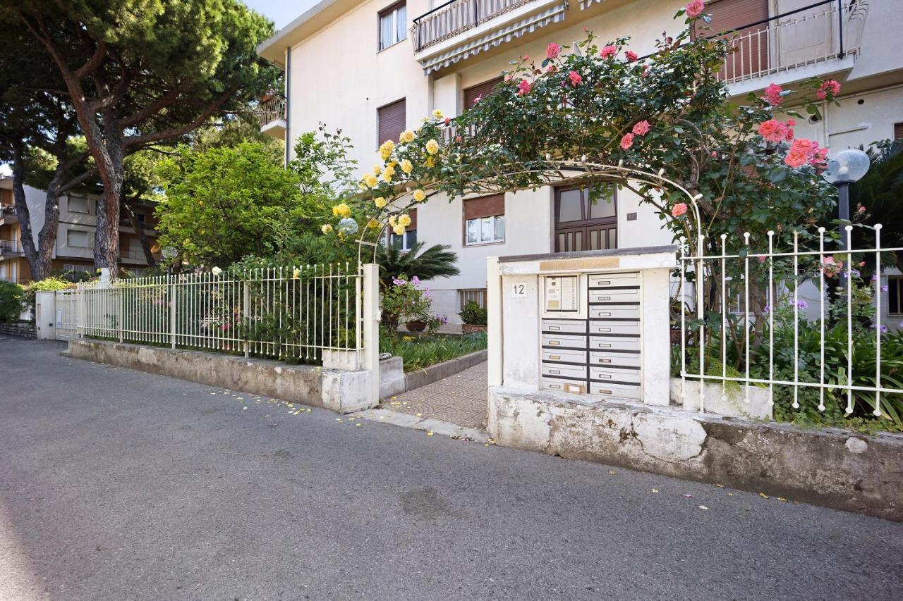 Casa Serena 12 Apartment Bordighera Exterior photo